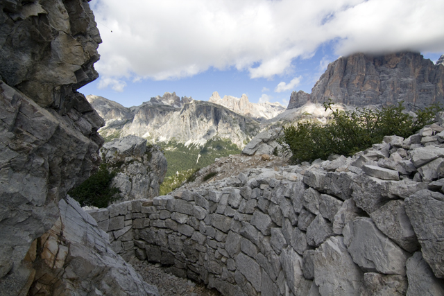 2011-08-16_09-08-46 cadore.jpg - Schtzengraben an den Cinque Torri